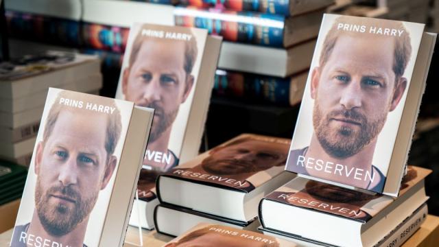 Над три млн. екземпляра от книгата на принц Хари са продадени още първата седмица на пазара