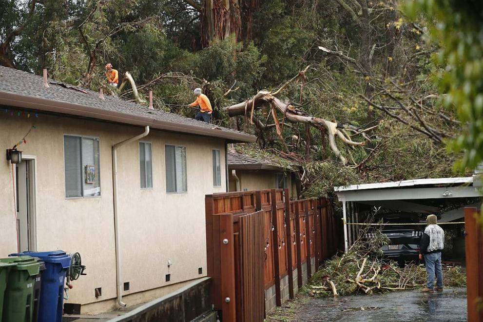 Общо 17 са вече жертвите на поредицата от опустошителни бури