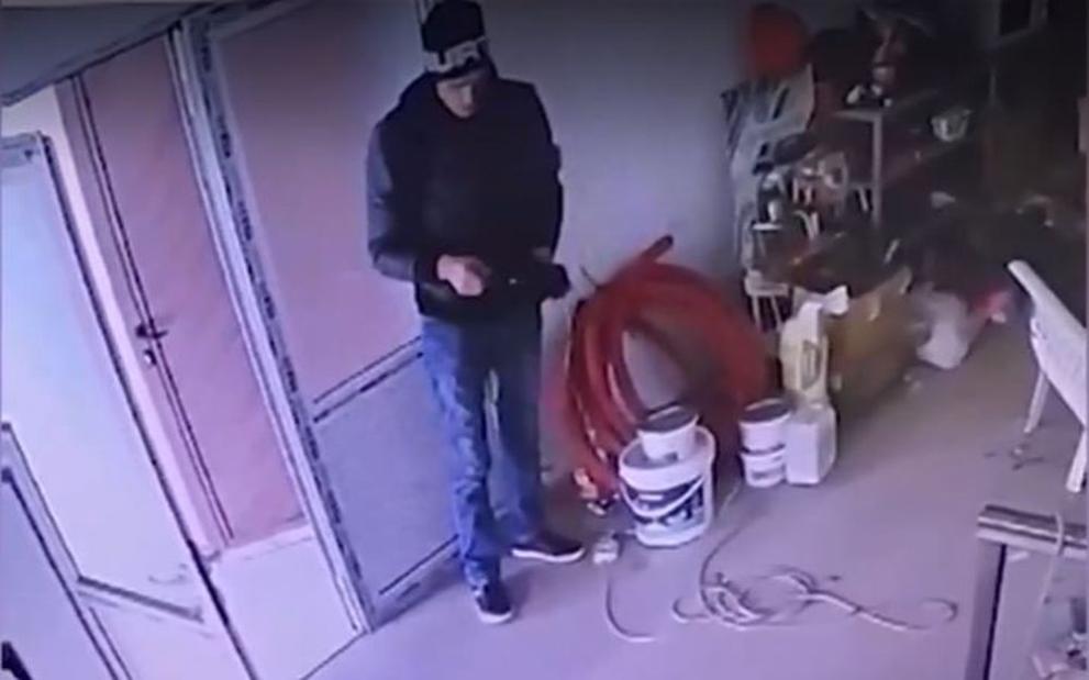 Мъж задигна 1200лв, часовник и бижута от автосервиз във Варна.