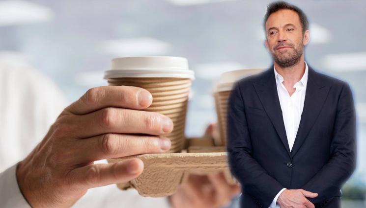 а - ЗАХВЪРЛИ ЛИ АКТЬОРСТВОТО? Бен Афлек хванат да сервира кафе в сладкарница (СНИМКИ и ВИДЕО)