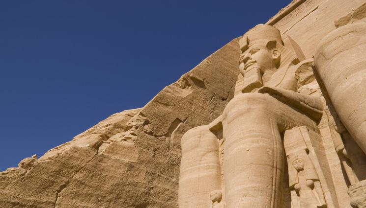 Рамзес статуя фараон - НЕ СИ ИГРАЯТ НА ДРЕБНО: Апаши пробваха да задигнат 10-тонна статуя на фараон!