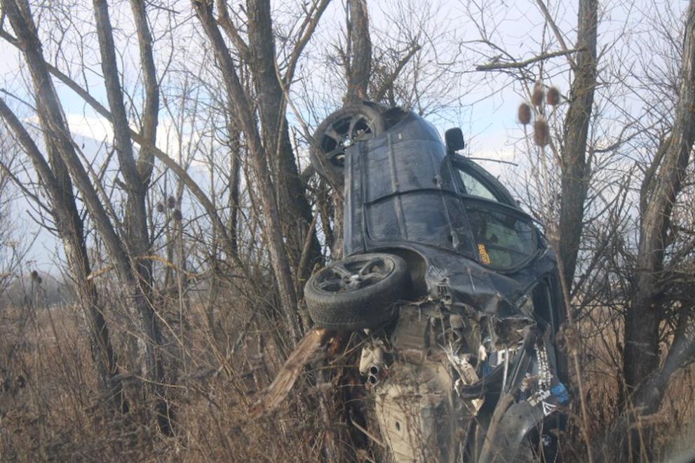 Водач на лек автомобил BMW оцеля по чудо след като