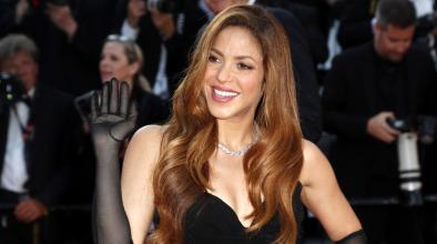 Shakira защитава сърцето си в нов клип