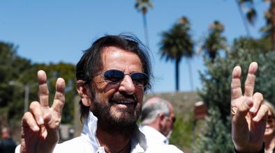 Ringo Starr продава статуетки “Мир и любов”