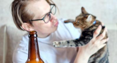 котка и стопанин алкохол