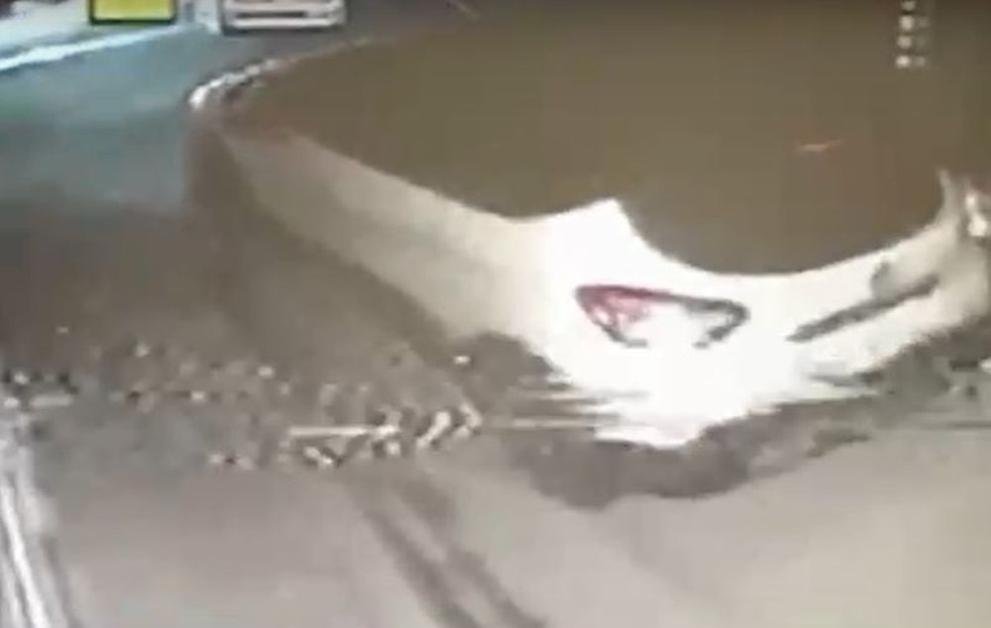 Мъж успя необезпокоявано да открадне автомобил, паркиран във вътрешен двор