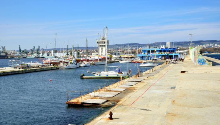 кораб - Загинаха мистериозно на кораб край Варна: 3 версии за смъртта на руските моряци