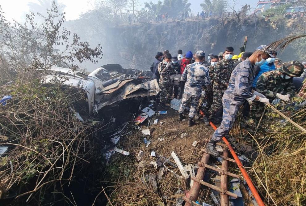 Има оцелели от разбилия се пътнически самолет в западен Непал.