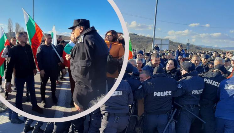 протест Струма - НАПРЕЖЕНИЕ: Полицейски бус се опита да спре протестиращи, те блокираха магистрала „Струма“ (СНИМКИ)