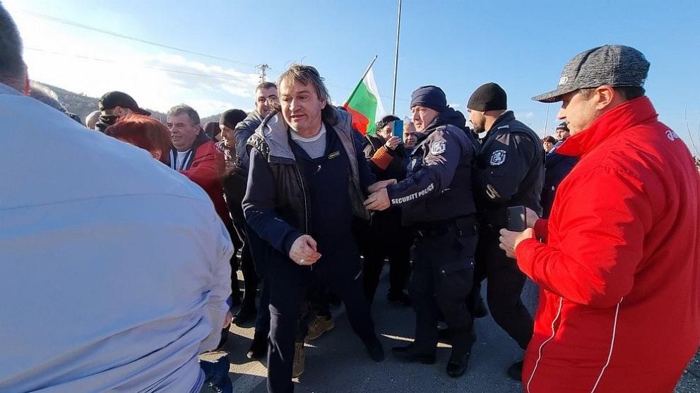 Протестиращи затвориха автомагистрала Струма“ при Благоевград. Причина за протеста е