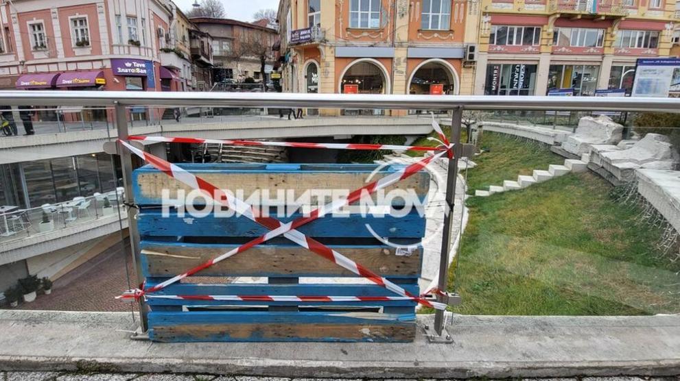 Стъклените парапети на Римския стадион в Пловдив отново станаха жертва на