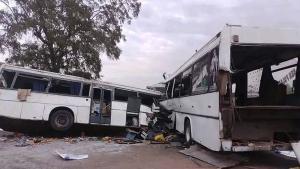 Най малко 17 души загинаха днес при катастрофа между пътнически автобус