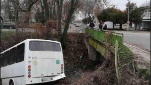 Автобус падна от мост в центъра на сливенското село Желю