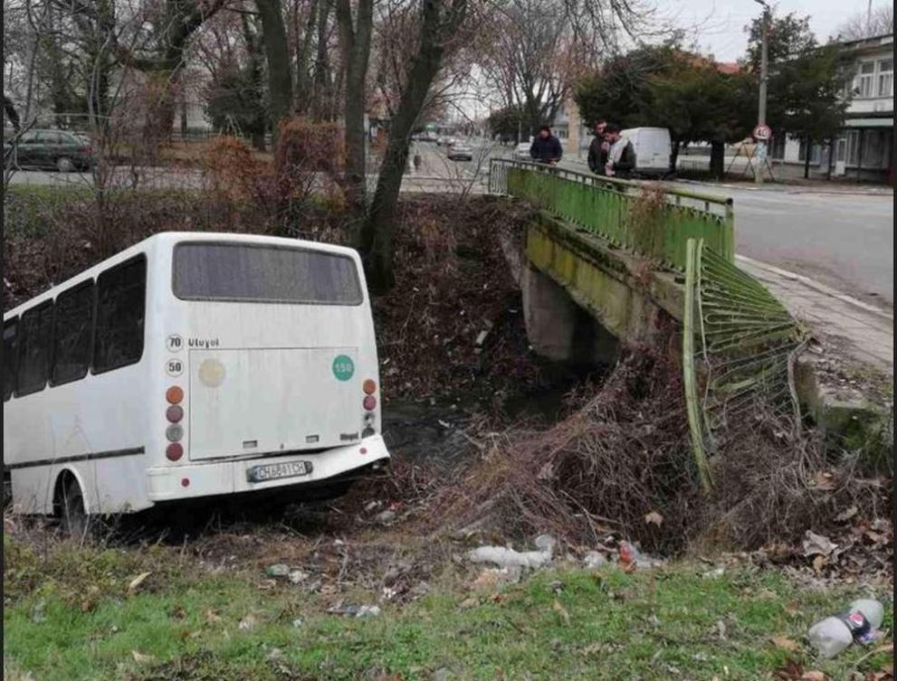 Автобус падна от мост в центъра на сливенското село Желю