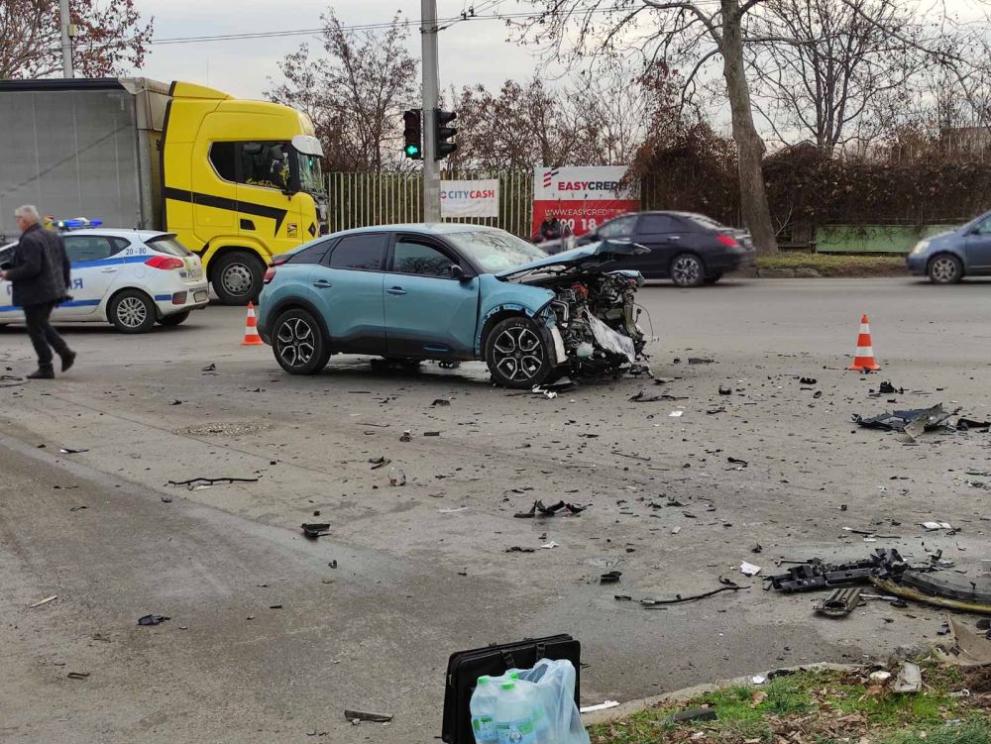 Катастрофа с пострадали е станала на оживено кръстовище в Сливен,