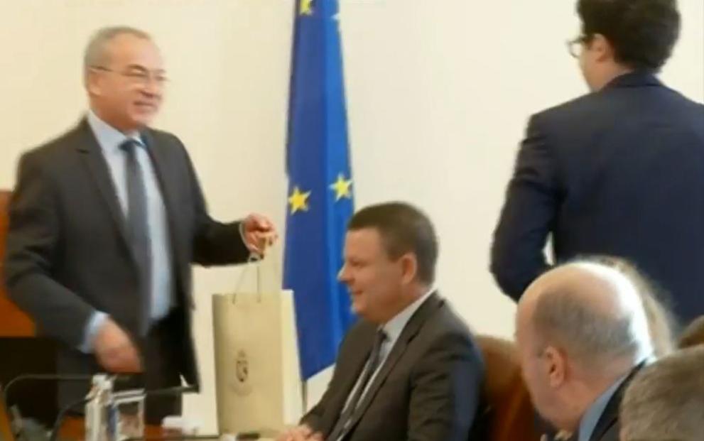  Пеканов Донев подарък 