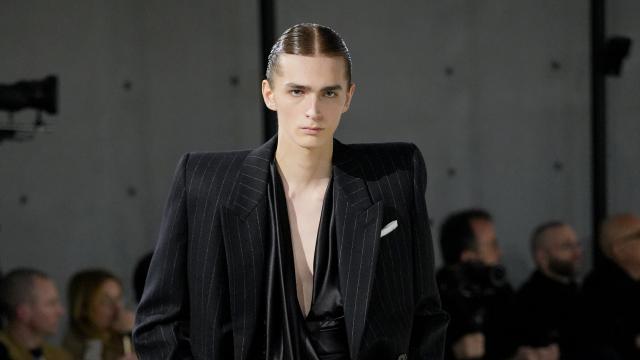 Тъмни тренчкоти с вдигнати яки и бели блузи: „Сен Лоран“ откри Седмицата на модата в Париж (СНИМКИ)