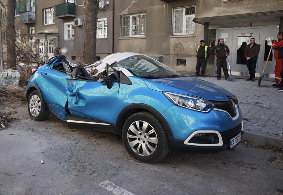 кола силен вятър София