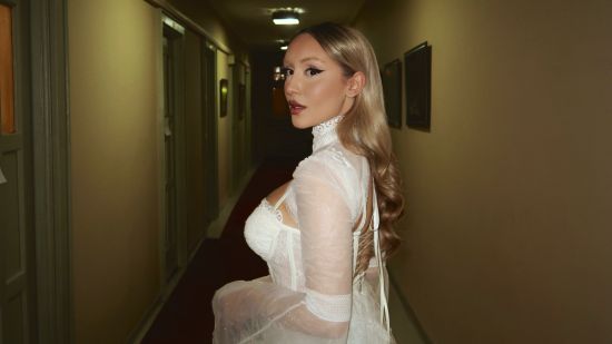 Дара Екимова с нова версия на "Остани"