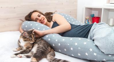 бременна собственичка и котка