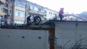 Продължава отстраняването на щетите във Враца поривите на вятъра са
