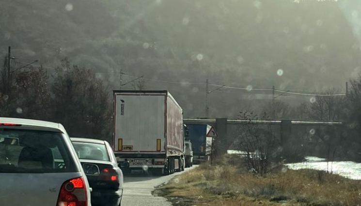 катастрофа Благоевград - НОВ ПЪТЕН АД: Самокатострофирал тир затапи движението през Прохода