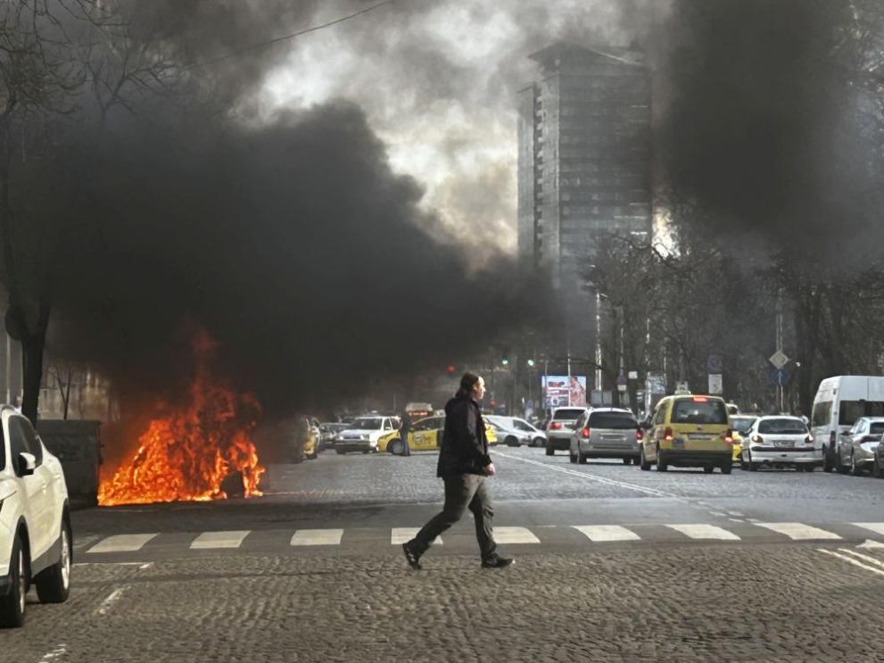 Кола избухна в пламъци пред сградата на БАБХ в София