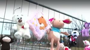 Деца закачат играчки по оградата на храм Рождество Христово в