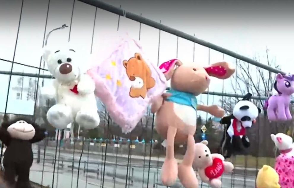 Деца закачат играчки по оградата на храм Рождество Христово в