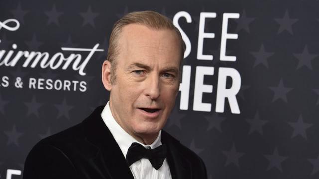 Актьорът Боб Оденкърк получава наградата „Бухнал пудинг“ за Мъж на годината