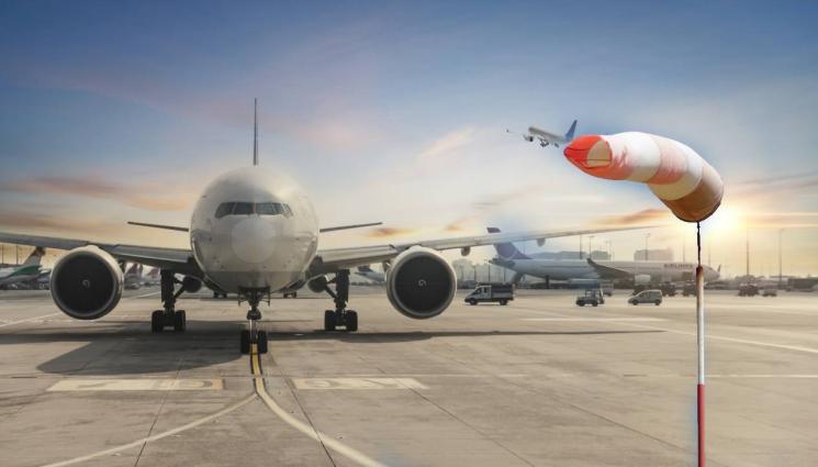 самолет - СЛЕД ВЯТЪРА НА ЛЕТИЩЕ СОФИЯ: Над 2000 си търсят парите за издуханите самолети