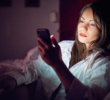 Да разгледаш телефона на друг човек е като да влезеш