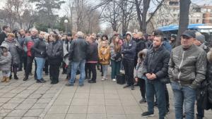 Близо 300 души се събраха пред сградата на МВР в