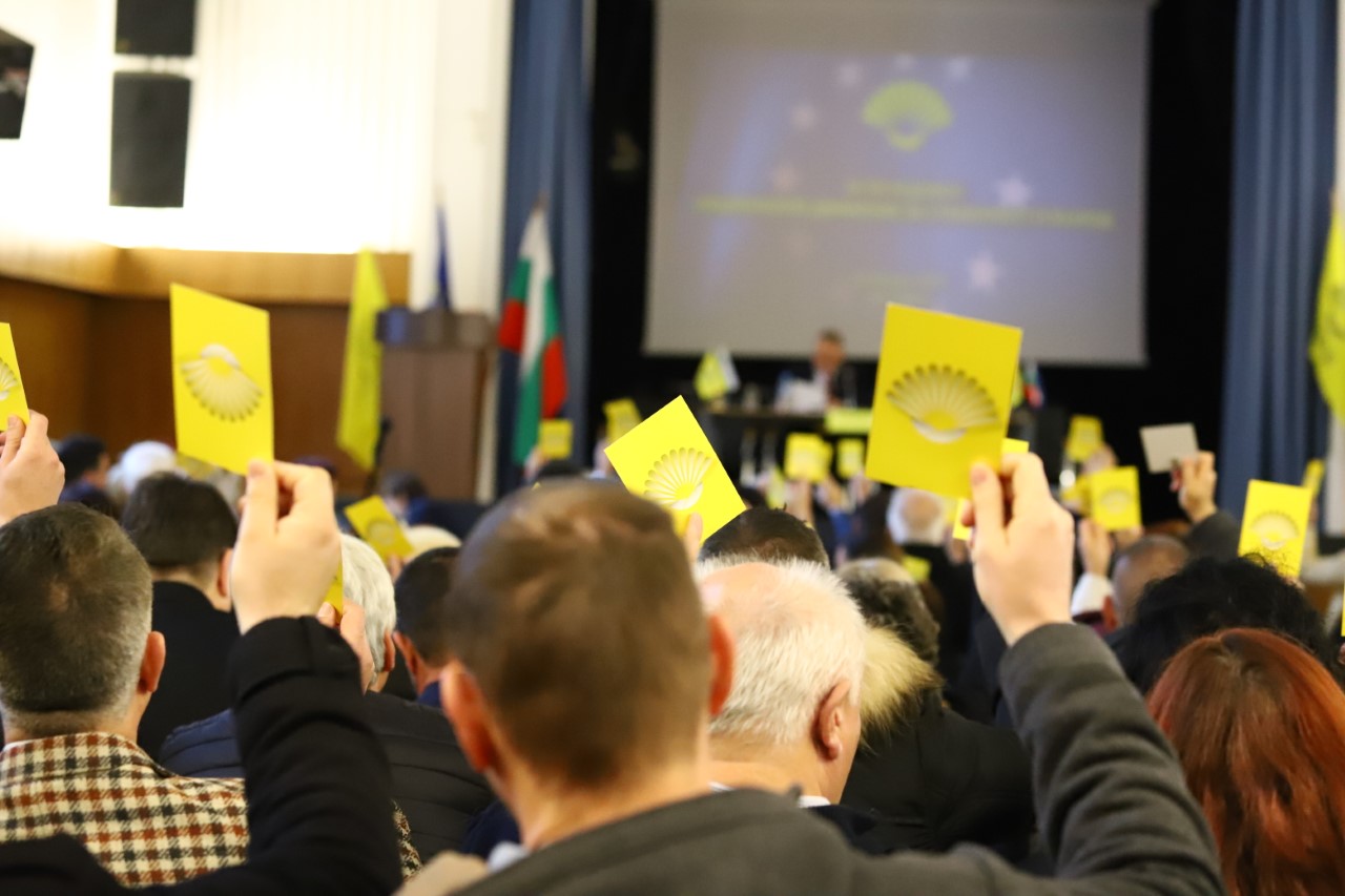 <p>Националното движение за стабилност и възход (НДСВ) провежда Деветия си редовен конгрес, който включва отчет за дейността, промени в устава и избор на ново ръководство на партията. Форумът заседава в голямата зала на Федерацията на научно-техническите съюзи в София, на ул. &bdquo;Г.С. Раковски&ldquo; 108, където през 2001 г. е създадено НДСВ.</p>
