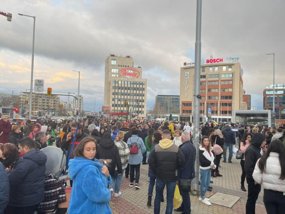 Евакуират посетителите на един от големите търговски центрове в София,