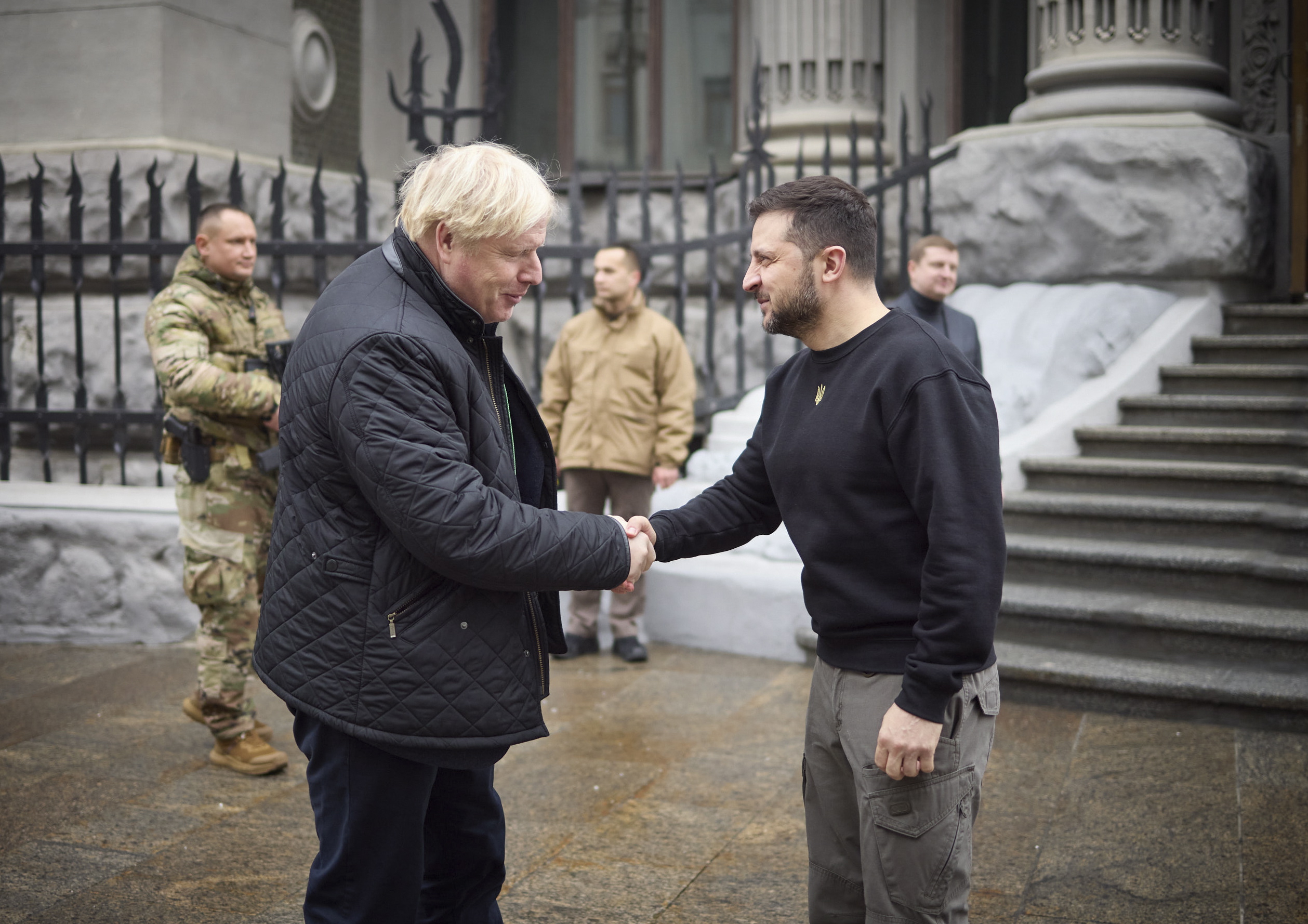 <p>Бившият британски премиер Борис Джонсън днес изненадващо посети Киев, срещна се с президента Володимир Зеленски и обеща, че Великобритания &quot;ще подкрепя Украйна толкова дълго, колкото е необходимо&quot;.</p>
