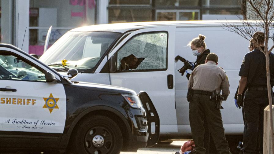 <p>Масовият убиец от Калифорния се е самоубил</p>