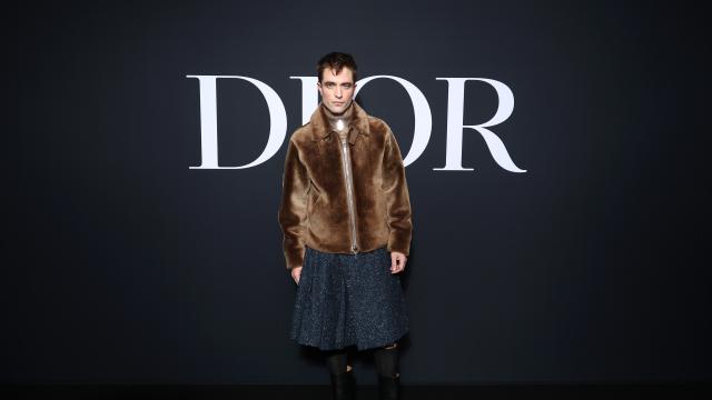 Робърт Патинсън дефилира на Седмицата на модата в Париж с плисирана пола (ВИДЕО)