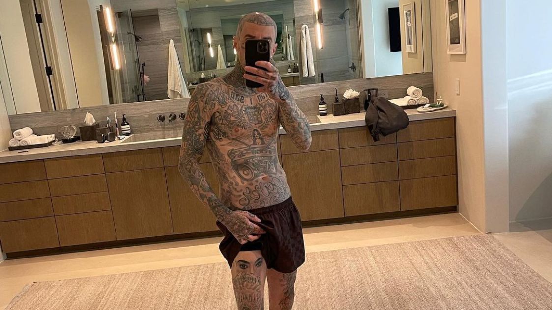 Travis Barker показа новата си татуировка