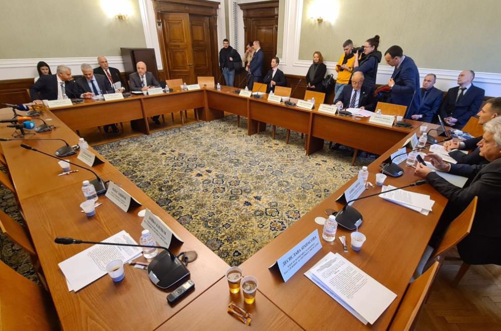  Комисия за надзор над службите за сигурност 