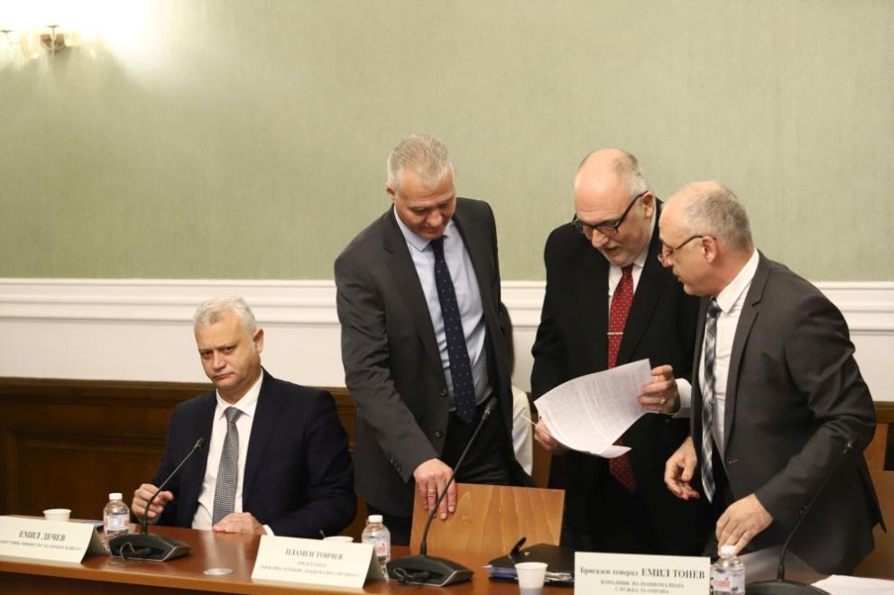  Комисия за надзор над службите за сигурност 