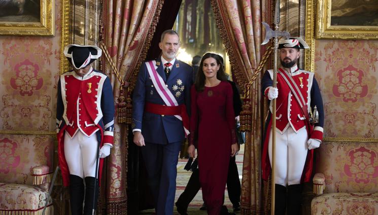 крал Фелипе кралица Летисия - ГРЪМ В РАЯ: Крал Фелипе заряза Летисия