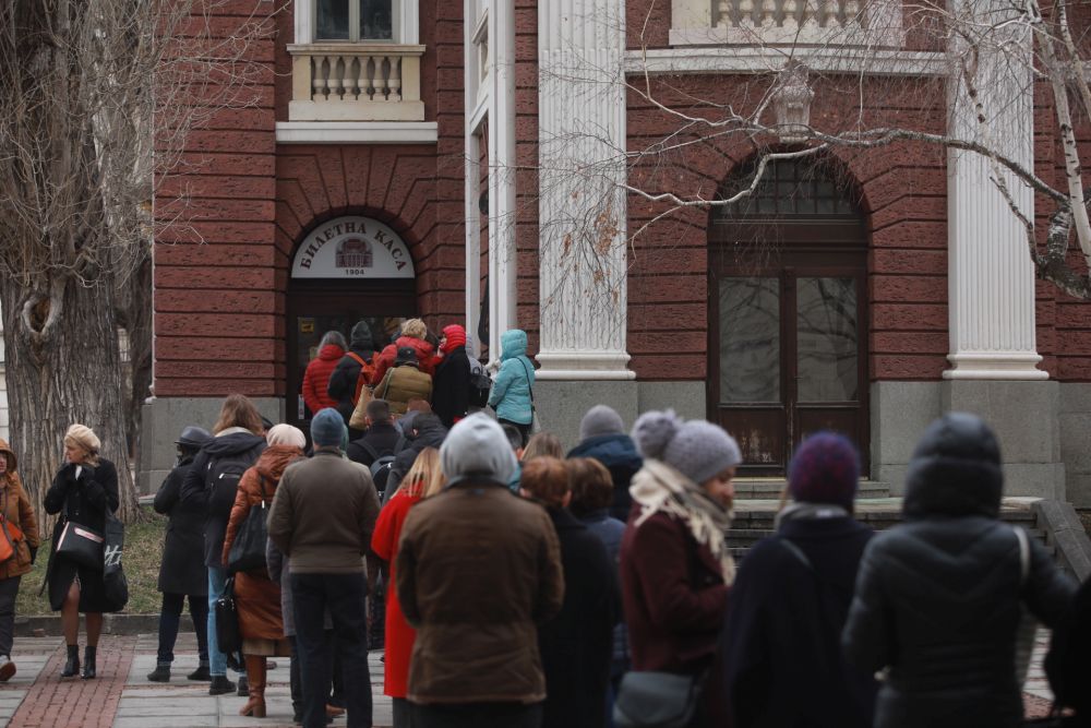 Опашки се извиха по обяд пред билетния център на театъра. Билетите бяха пуснати за продажба точно в 12:00 часа. Освен на касите, билети могат да бъдат закупени и от сайта на Народния театър. Цените варират между 50 до 400 лева.