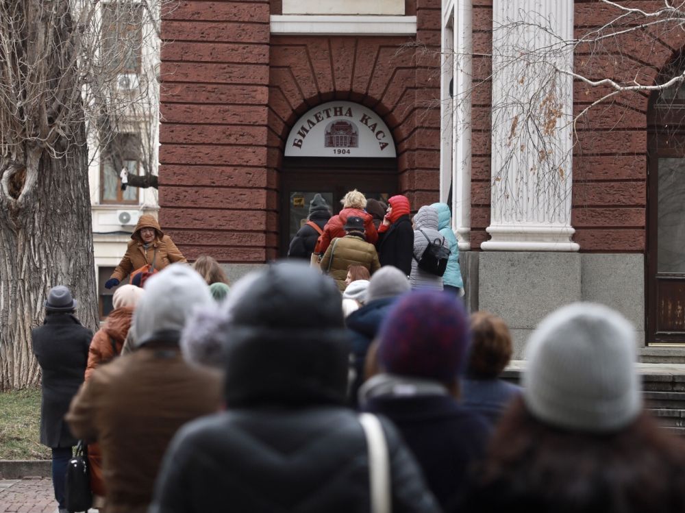 Опашки се извиха по обяд пред билетния център на театъра. Билетите бяха пуснати за продажба точно в 12:00 часа. Освен на касите, билети могат да бъдат закупени и от сайта на Народния театър. Цените варират между 50 до 400 лева.