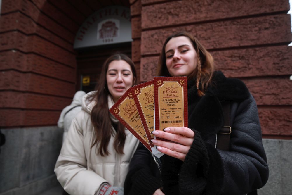 Опашки се извиха по обяд пред билетния център на театъра. Билетите бяха пуснати за продажба точно в 12:00 часа. Освен на касите, билети могат да бъдат закупени и от сайта на Народния театър. Цените варират между 50 до 400 лева.