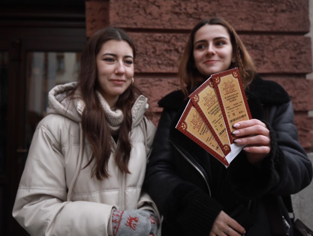 Опашки се извиха по обяд пред билетния център на театъра. Билетите бяха пуснати за продажба точно в 12:00 часа. Освен на касите, билети могат да бъдат закупени и от сайта на Народния театър. Цените варират между 50 до 400 лева.