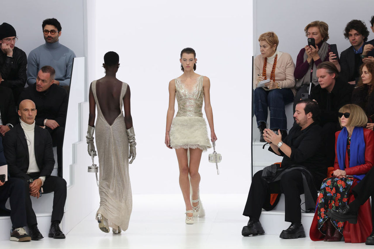 <p>В последния ден от Седмицата на висшата мода в Париж, &quot;Фенди&quot; представи колекция в светлина и прозрачност с изобилие от рокли, проектирани около бельо.</p>