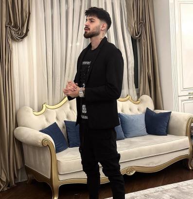 Емрах в апартамента си