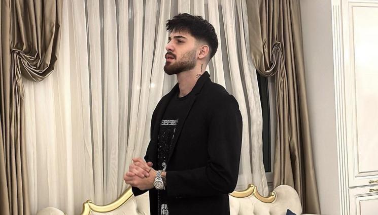 Емрах в апартамента си - ЗАВЪРТЯ ПОРЕДНИТЕ БРЪМЧАЛКИ: Емрах ги сменя като носни кърпички! (СНИМКИ)