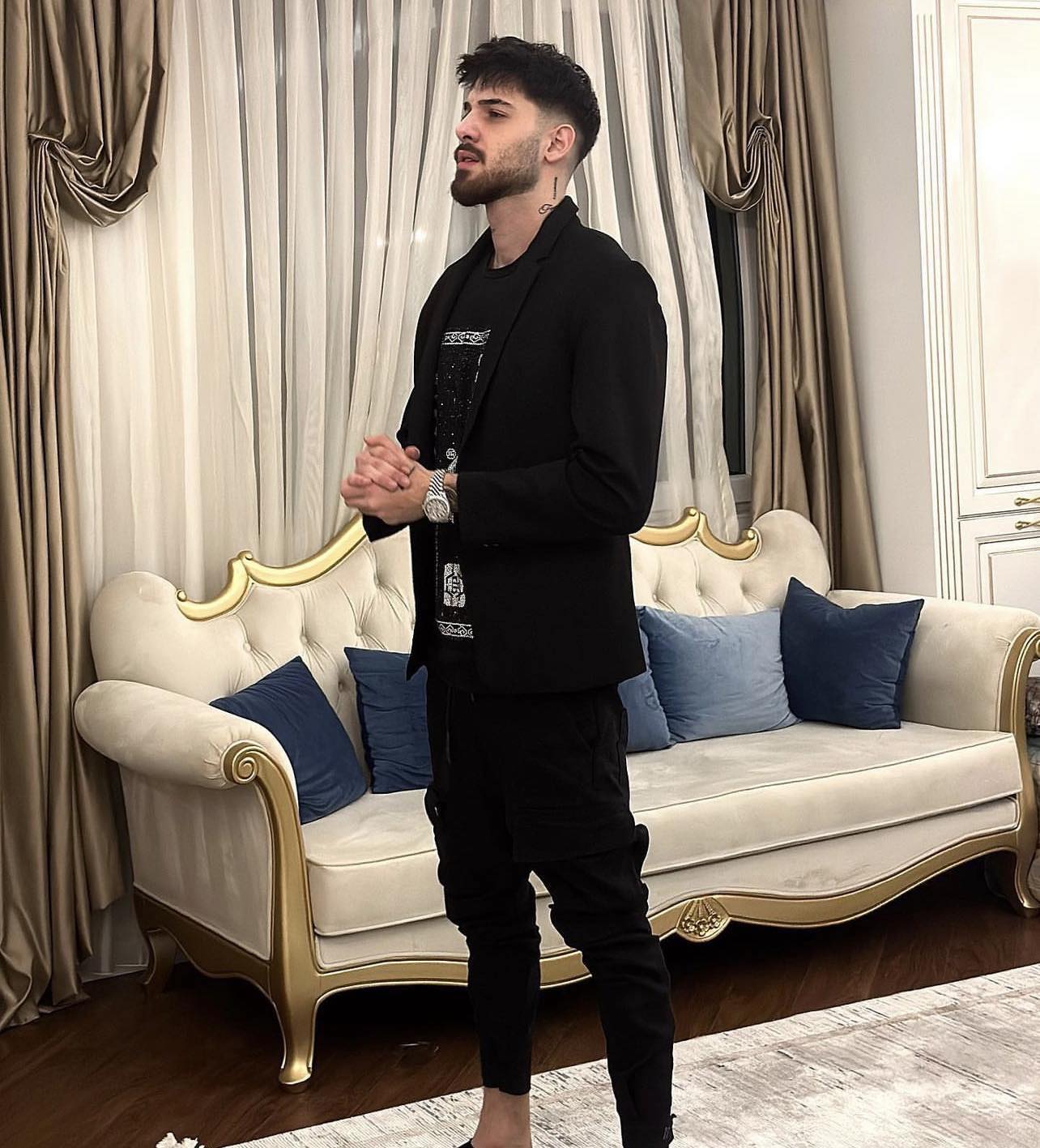 Емрах в апартамента си